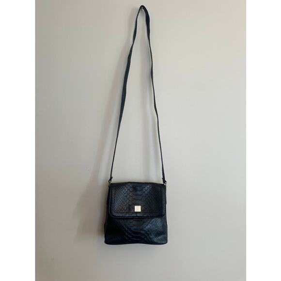 Liz Claiborne Handbags - Liz Claiborne Black Faux Snakeskin Crossbody Bag